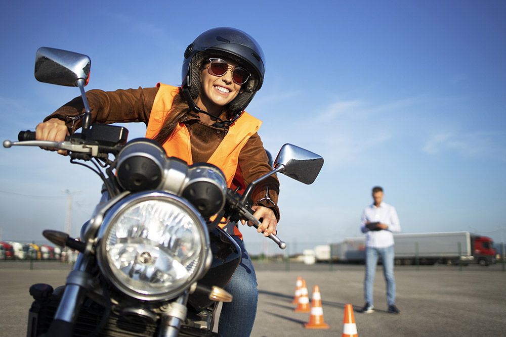 Frau auf motorrad fahrsicherheitstraining